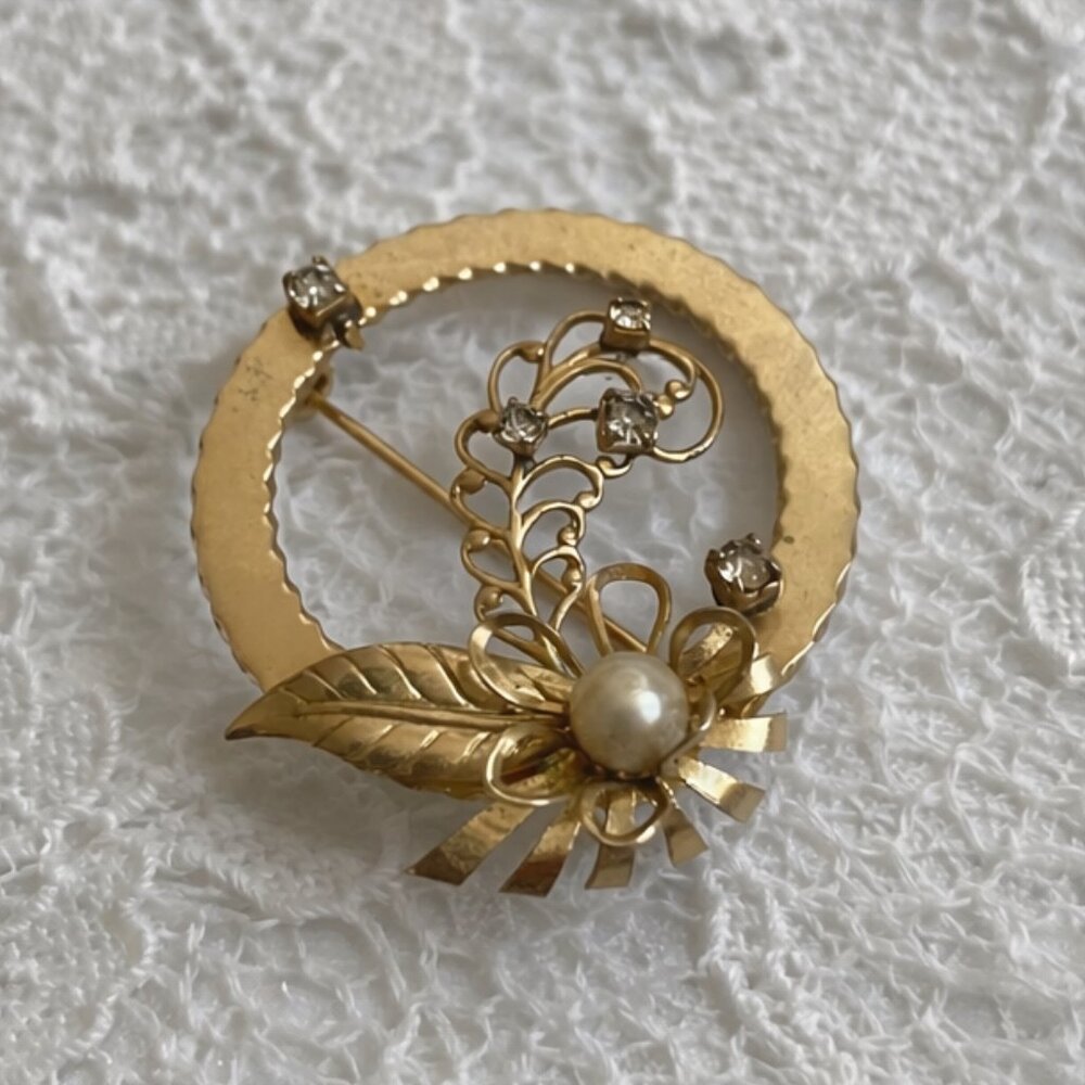 Estate Vintage Gold Tone Floral Wreath Brooch Faux? Pearl Flower Antique Pin